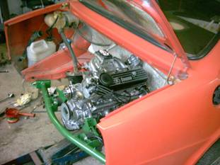 Motor a helyén, jöhetnek a segédberendezések